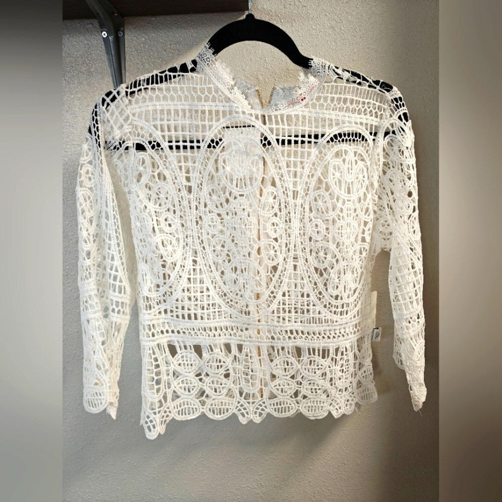 NWT WHITE CROPPED LACY BLOUSE M